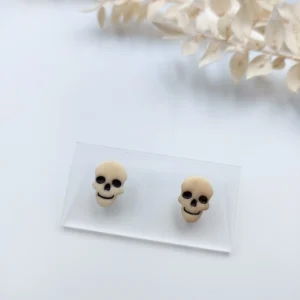 Polymer clay earrings Halloween skull stud (Polimer agyag fülbevaló bedugós Halloween koponya)
