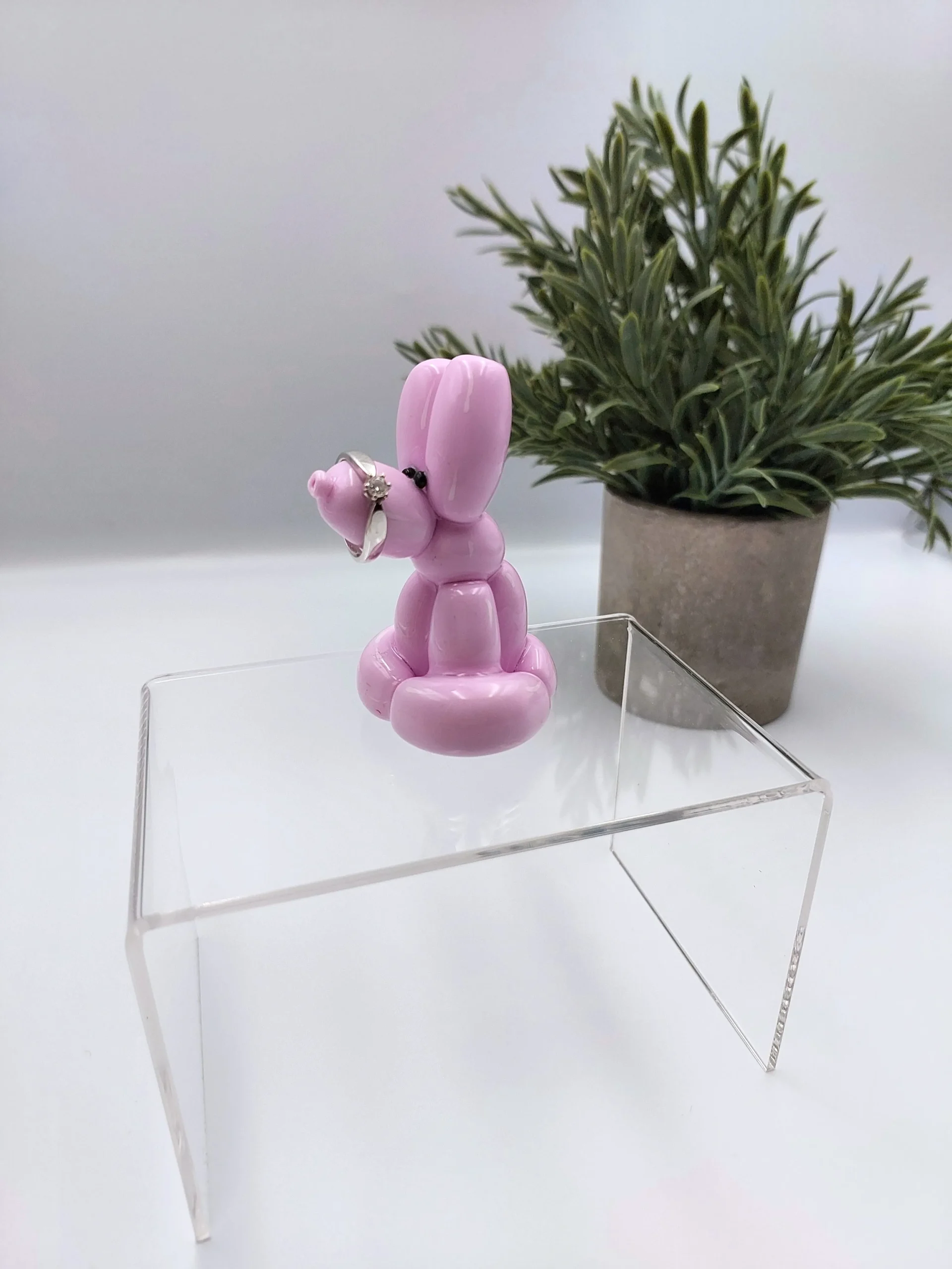 Balloon rabbit ring holder - Image 2
